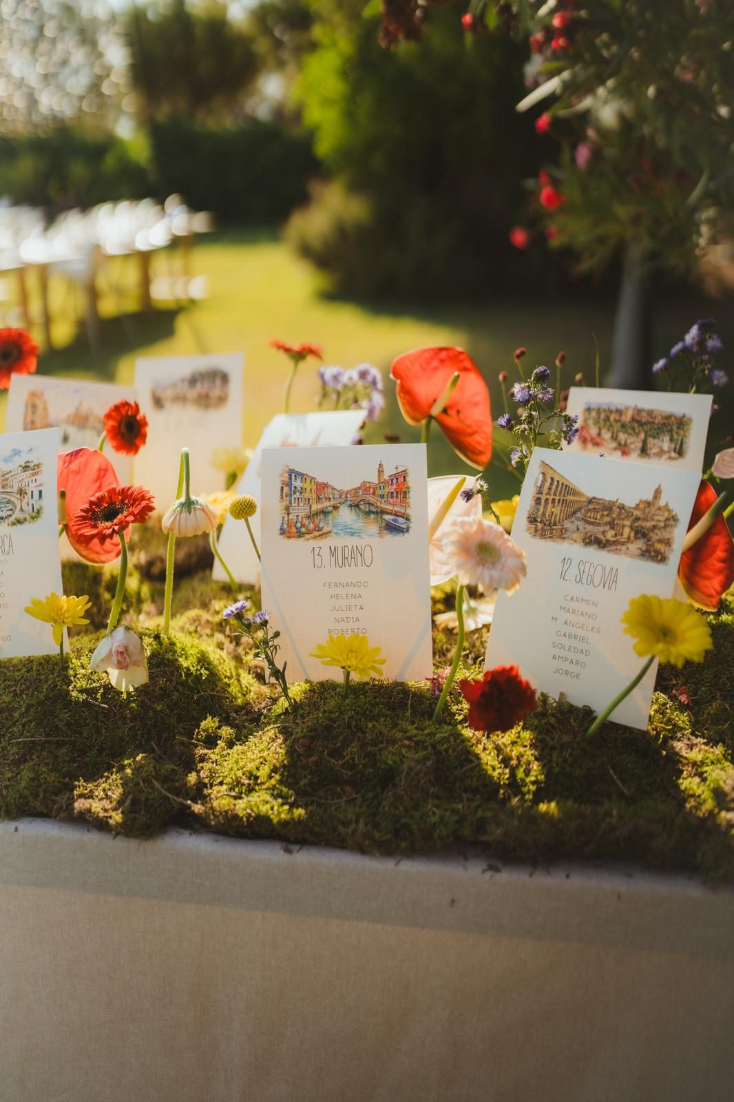 Detalle del seating plan con musgo y flores de colores