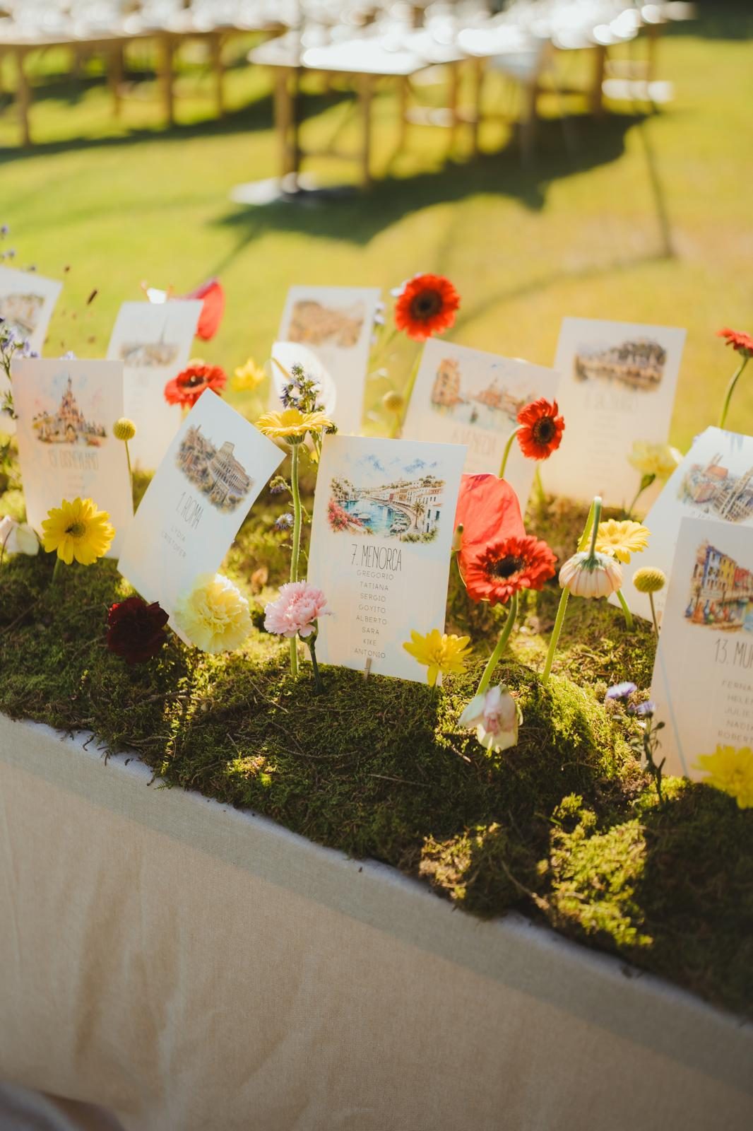 Mesas del seating plan con amapolas y flores silvestres